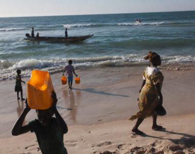Plage de Guet Ndar sur la Langue de Barbarie à Saint-Louis du Sénégal, pirogue de pêche dans les vagues